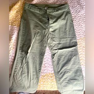 Old Navy Wide Leg Cropped Chino